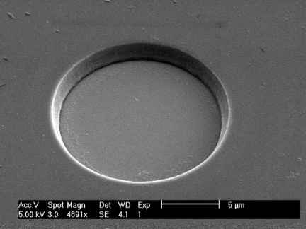 SEM snímek kruhové struktury připravené litografem ML3.