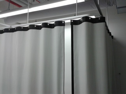 Ochranný závěs pro práci s laserem