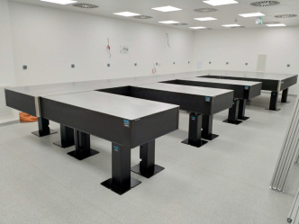 Sestava spojených optických stolů