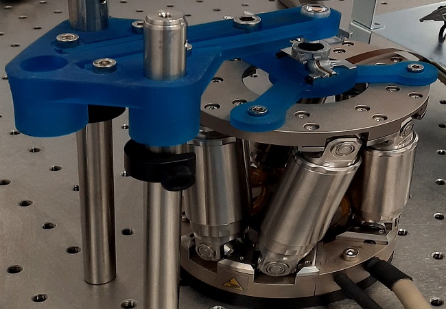 Hexapod pro vysoce přesné zarovnání optických komponent 