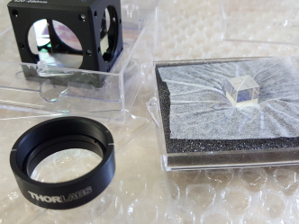 Optické prvky pro laserovou excitaci iontů v lineární pasti