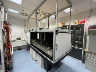 Laser safety kryt optického stolu