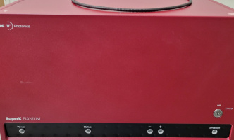 Superkontinuální laser pro optickou spektroskopii a mikroskopii